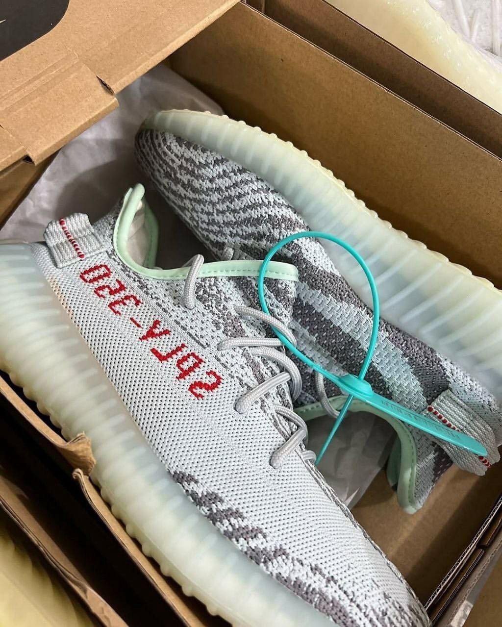 Yeezy shoes - Image 4
