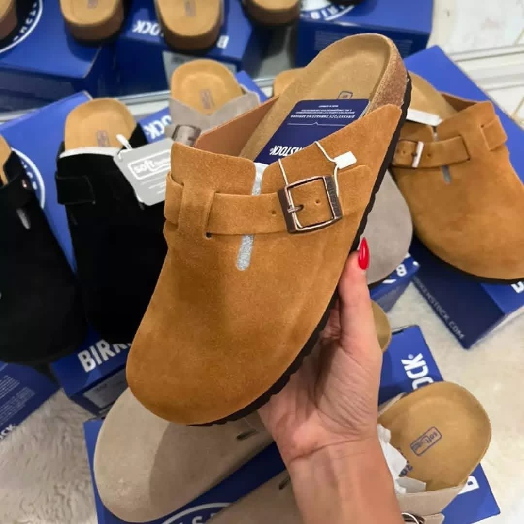 Suede clogs
